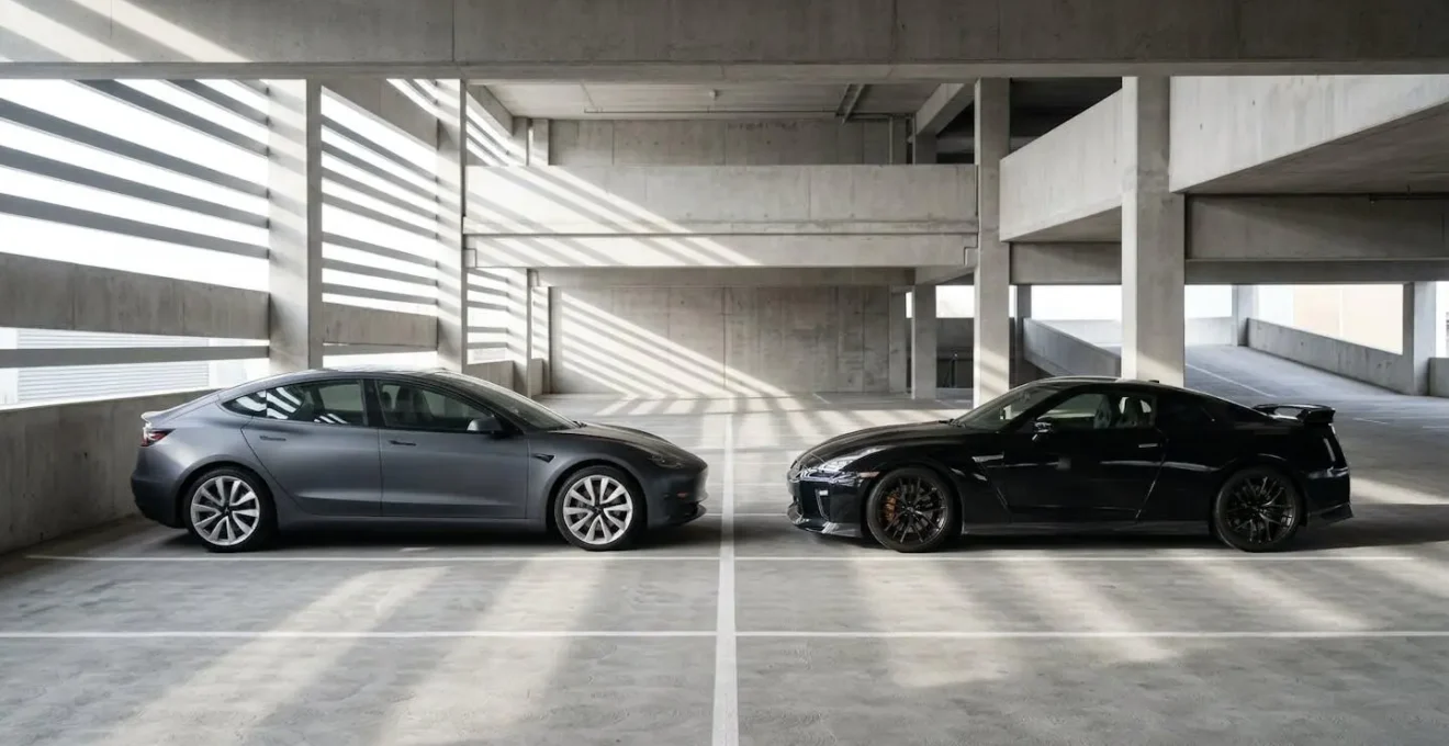 Deux voitures côte à côte dans un parking, une électrique et une sportive