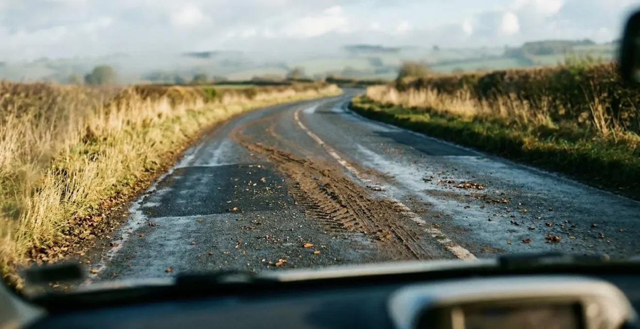 Vue de conducteur montrant différents indices visuels de danger sur route de campagne