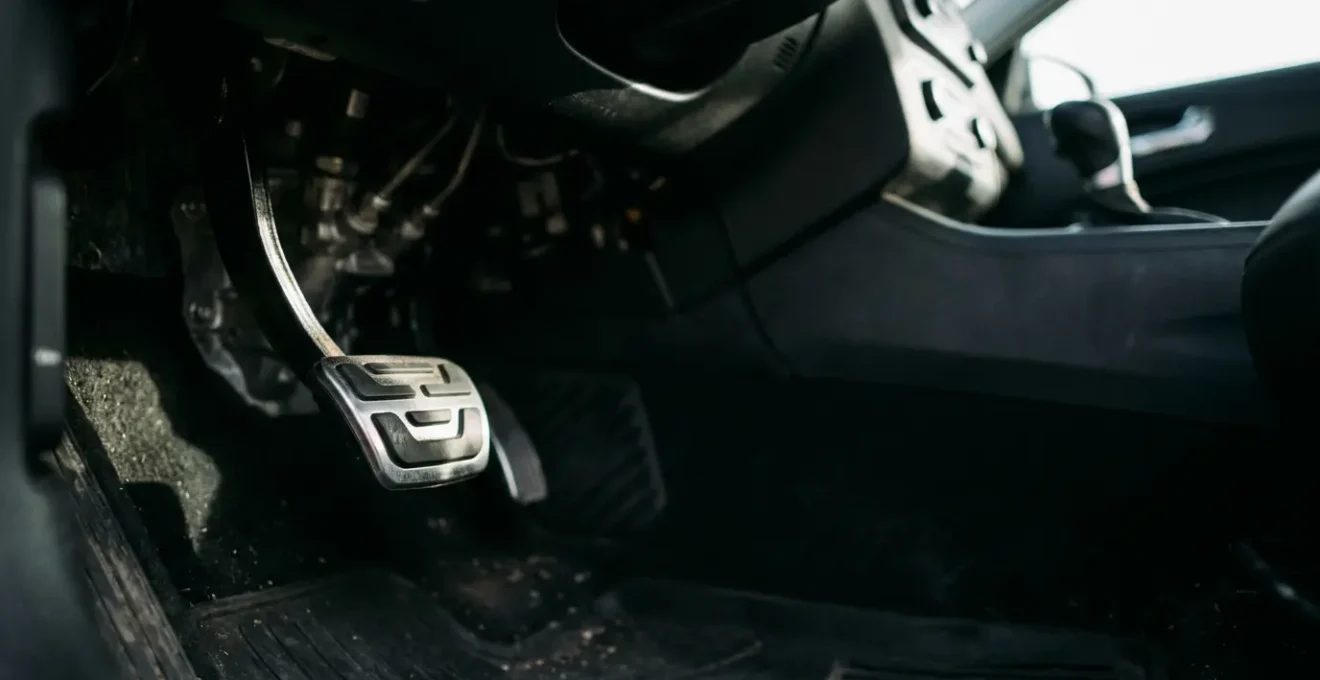 Vue détaillée du système de freinage hydraulique d'une automobile montrant la pédale et les composants internes