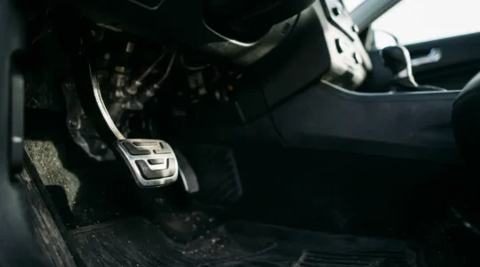 Vue détaillée du système de freinage hydraulique d'une automobile montrant la pédale et les composants internes