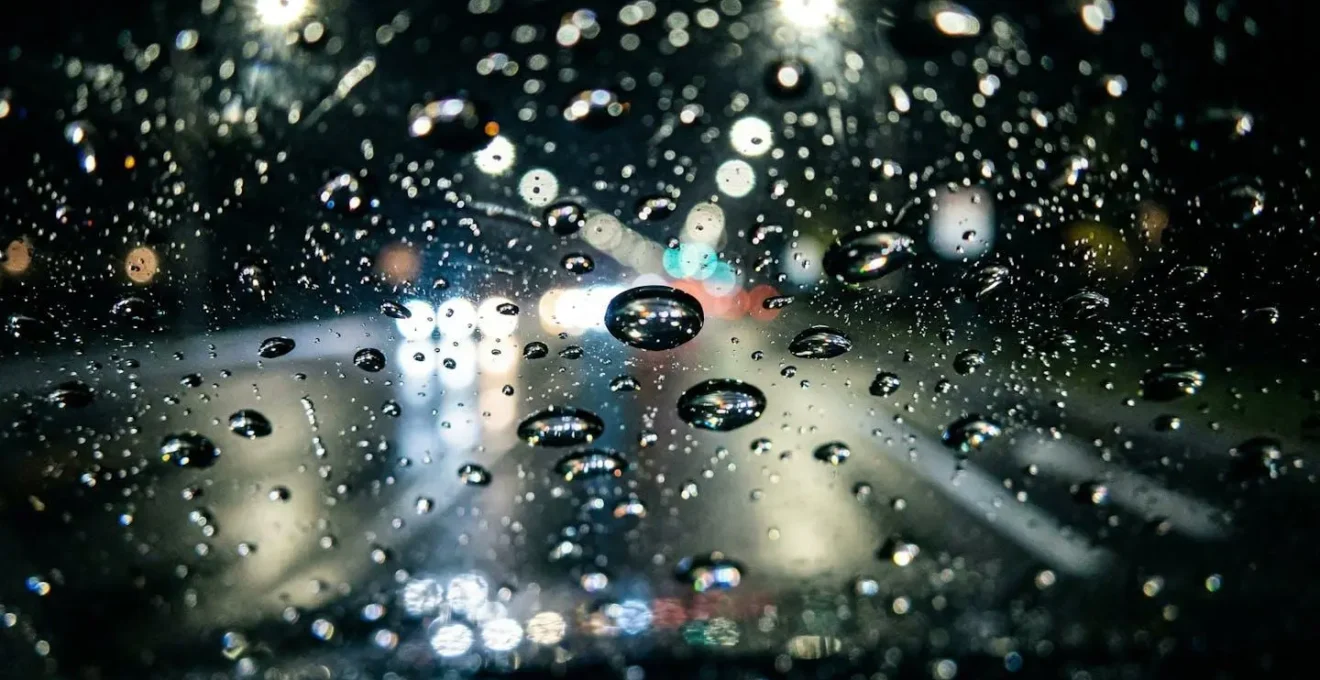 Phares Matrix LED adaptant leur faisceau sous forte pluie sur route mouillée