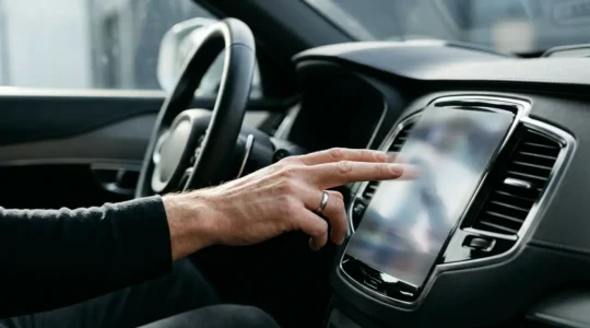 Personne effaçant les données du système multimédia d'une voiture de location avant de la rendre