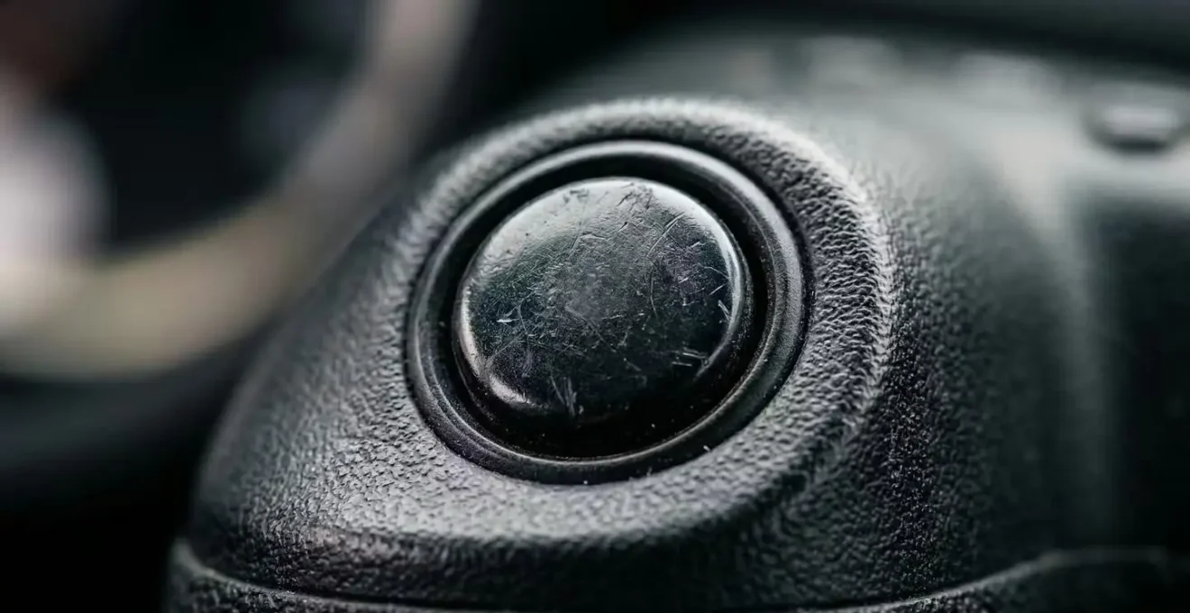 Vue macro d'un bouton de réinitialisation sur un tableau de bord automobile