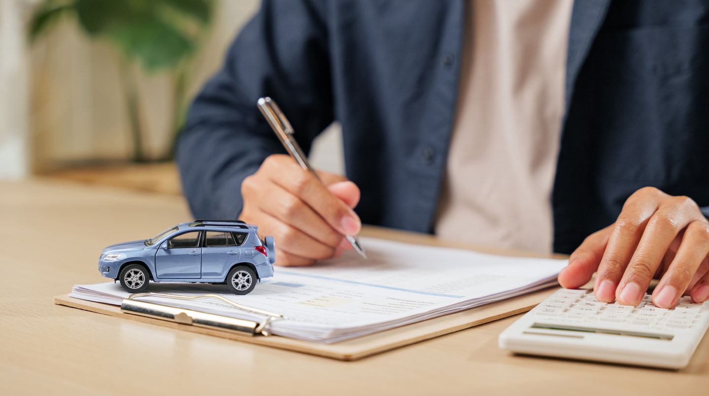Conducteur au volant observant son tableau de bord pour vérifier ses garanties assurance auto