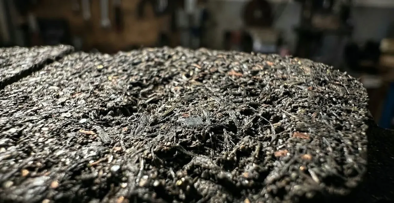 Gros plan sur des plaquettes de frein neuves montrant la surface de friction et le processus de rodage