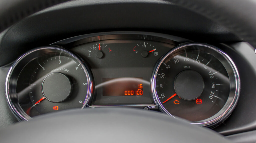 Tableau de bord de voiture avec compteur kilométrique visible pour assurance auto